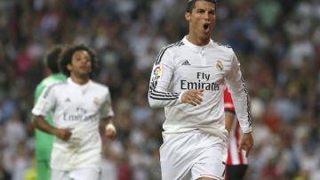 El delantero portugués del Real Madrid, Cristiano Ronaldo (d), celebra  uno de sus tres goles ante el Bilbao.