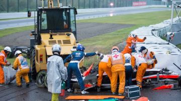 Momento en que el piloto francés Jules Bianchi es auxiliado tras el violento accidente ocurrido en el trazado del Circuito de Suzuka en la jornada  del Gran Premio de Japón.