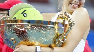 Maria Sharapova exhibe su trofeo de campeona.