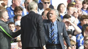 Jose Mourinho (d), técnico del Chelsea, y su par del Arsenal, Arsene Wegner, por poco se van a los golpes.