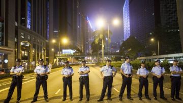 Policías se tomaron ayer las calles de Hong Kong.