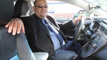 El taxista Elvin Bonilla trabaja también con Uber, porque le parece mucho más seguro.