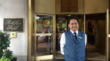 Rodney Serrano, oriundo de Ecuador, es uno de los botones del famoso hotel Park Lane, en Manhattan.