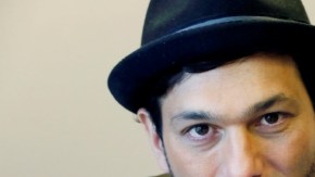 El estilista Leonardo Rocco ante uno de los peinados elegantes que hoy están de moda.