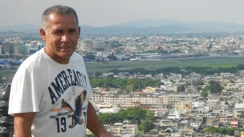 Carlos Obando con el fondo del Guayaquil de sus amores.