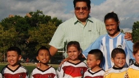 Luis Montoya junto a varios niños del programa "Aprende Fútbol y Diviértete".