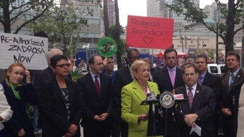 La congresista Carolyn Maloney junto con otros líderes políticos y sindicales en el WTC.