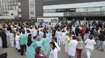 Trabajadores del hospital La Paz pidieron la renuncia de la ministra de Sanidad.