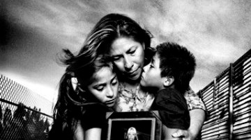 Maria Puga y sus dos hijos, Daniela y Daniel, abrazan la foto de su esposo, Anastasio Hernández Rojas, quien murió tras ser golpeado por agentes fronterizos al intentar reunirse con su familia.