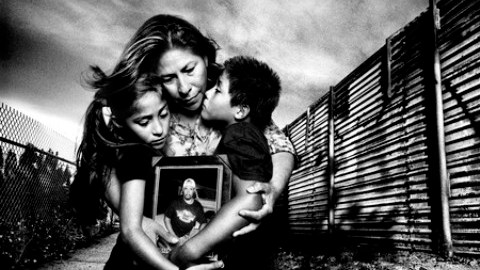 Maria Puga y sus dos hijos, Daniela y Daniel, abrazan la foto de su esposo, Anastasio Hernández Rojas, quien murió tras ser golpeado por agentes fronterizos al intentar reunirse con su familia.