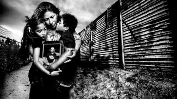 Maria Puga y sus dos hijos, Daniela y Daniel, abrazan la foto de su esposo, Anastasio Hernández Rojas, quien murió tras ser golpeado por agentes fronterizos al intentar reunirse con su familia.