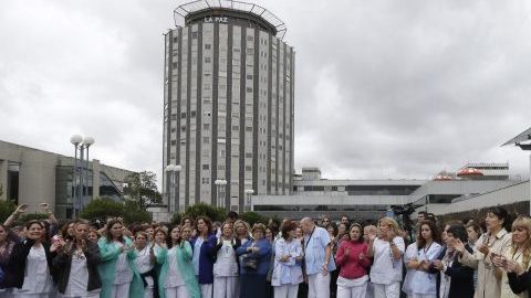 Unos 200 trabajadores del hospital universitario La Paz piden la renuncia de la ministra de Sanidad, Ana Mato, y del presidente de la Comunidad de Madrid, Ignacio González, en solidaridad con su compañera infectada por el virus del Ébola.