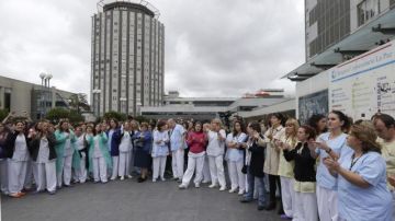 Unos 200 trabajadores del hospital universitario La Paz piden la renuncia de la ministra de Sanidad, Ana Mato, y del presidente de la Comunidad de Madrid, Ignacio González, en solidaridad con su compañera infectada por el virus del Ébola.