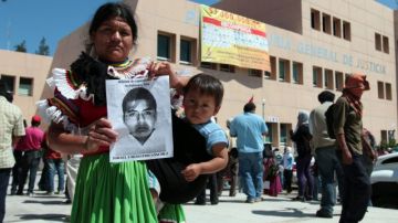 Una madre muestra la fotografía de su hijo, uno de los desaparecidos en el ataque perpetrado contra estudiantes de la Normal Rural de Ayotzinapa, en México.