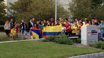Un grupo de aficionados colombianos se hizo presente para apoyar a la selección cafetera.