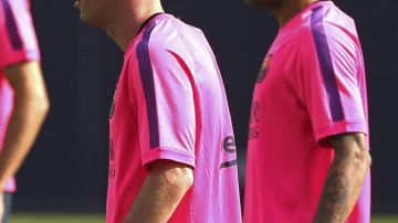 Leo Messi (i) y Danny Alves del Barcelona.
