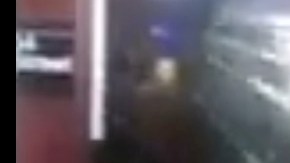 La víctima pasó por un estrecho pasadizo para ir a orinar en la estación.