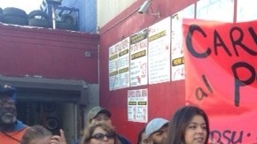 Santos López (centro), junto con los otros trabajadores que presentaron la demanda.