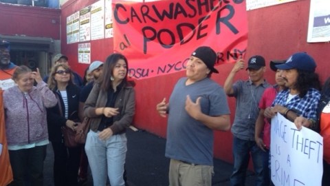 Santos López (centro), junto con los otros trabajadores que presentaron la demanda.