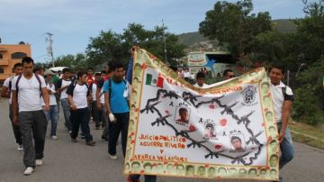 Marchan en Chilpancingo pidiendo justicia para los estudiantes desaparecidos.