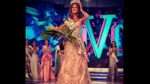 Durante la gala, se eligió a la ganadora de entre 25 jóvenes participantes.