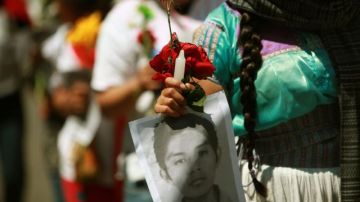 Activistas marchan en Ciudad de México en apoyo a los familiares de los 43 jóvenes desaparecidos en la ciudad mexicana de Iguala, en el estado de Guerrero.