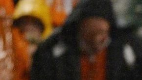 Mike Moustakas (i) y Salvador Perez de los Kansas City Royals celebran tras el vuelacercas de dos carreras de Moustakas contra los Orioles Baltimore en el décimo inning.