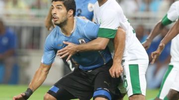 El goleador Luis Suárez (izq.) reapareció ayer con Uruguay ante Saudi Arabia en partido que terminó 1-1.