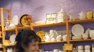 Evelyn Pérez con una taza gigante en The Pottery Cafe.