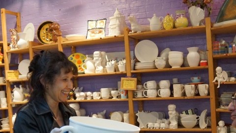Evelyn Pérez con una taza gigante en The Pottery Cafe.