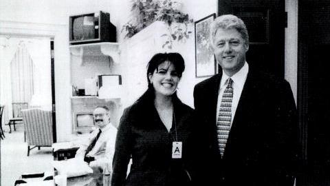 La ex becaria de la Casa Blanca Monica Lewinsky junto al presidente Bill Clinton