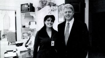 La ex becaria de la Casa Blanca Monica Lewinsky junto al presidente Bill Clinton