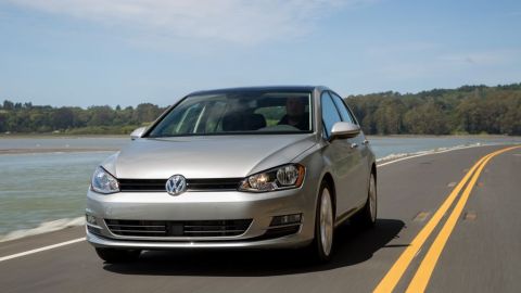 El ahorro medio de combustible de los automóviles y camiones ligeros aumentó a un récord de 24.1 millas por galón.