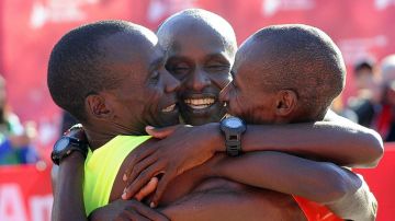 El keniano Eliud Kipchoge celebra con sus compatriotas Sammy Kittwara y Dickson Chumba tras ganar la Marathon de Chicago.