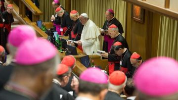 Uno de los momentos de trabajo del Sínodo de Obispos, con la presencia del papa Francisco.