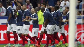 Karim Benzema (10) es el centro de la celebración de los franceses   después de anotar el primer gol de Francia en la victoria frente a Portugal.