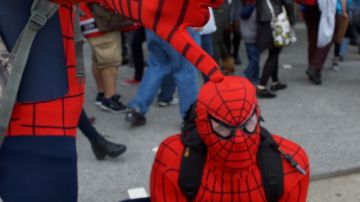Miles de neoyorquinos y turistas acudieron al evento con disfraces  de sus héroes favoritos.