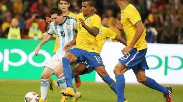 Lionel Messi, que falló un penal, fue vigilado de cerca por Luiz Gustavo, el duro volante defensivo de Brasil en el partido de ayer en el Estadio Nido del Pájaro.