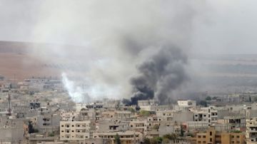 Columnas de  humo se elevan después de un ataque aéreo de la alianza, que golpeó la zona de  Kobani, Siria.