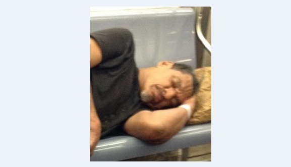 El sospechoso dormía en un tren 5 que viajaba por la calle 160 en Manhattan.