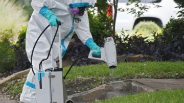Equipos desinfectan la vivienda de la enfermera contagiada en Dallas.