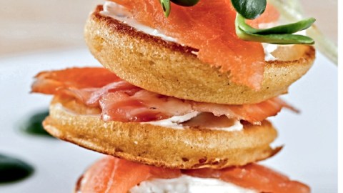 Blinis con salmón ahumado