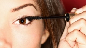 Los productos de belleza, como el rímel, deben cambiarse cada tres meses para prevenir las infecciones en los ojos.