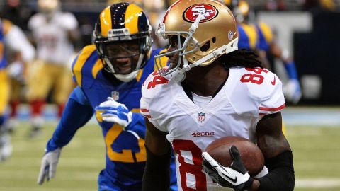 Brandon Lloyd, receptor de los 49ers, se escapa en touchdown de 80 yardas.