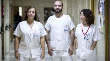 De izquierda a derecha: Marta Arsuaga Vicente, Fernando de la Calle y María del Mar Lago Nuñez, integrantes del equipo médico que atiende a la auxiliar de enfermería contagiada por ébola, Teresa Romero.