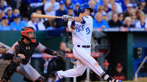Nori Aoki dispara hit en el quinto inning, fue el último imparable que permitió Miguel González.