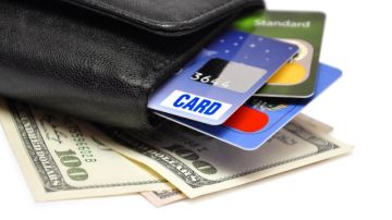 Las  tarjetas de crédito de las tiendan tienen un APR medio del 27.52% este año./shuttrestock