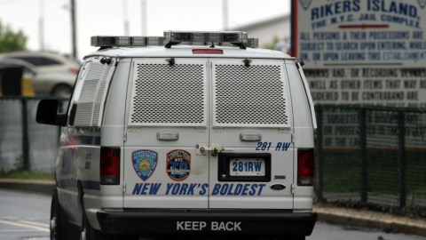 Las leyes locales permitían que individuos fueran retenidos en Rikers Island hasta 48 horas por orden de ICE.