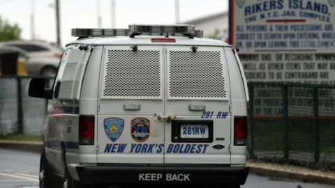 Las leyes locales permitían que individuos fueran retenidos en Rikers Island hasta 48 horas por orden de ICE.
