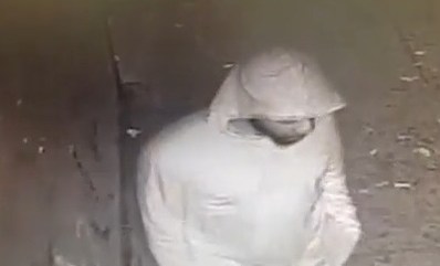 El sospechoso fue descrito como un afroamericano con vello facial..